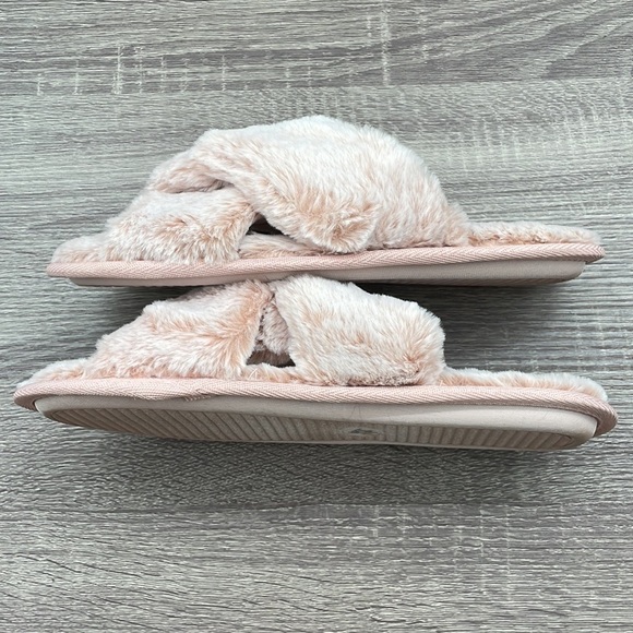 NWOB. Rachel Roy 11-12 Pink Fuzzy Cozy Plush Cross Front Slippers. - Picture 8 of 9
